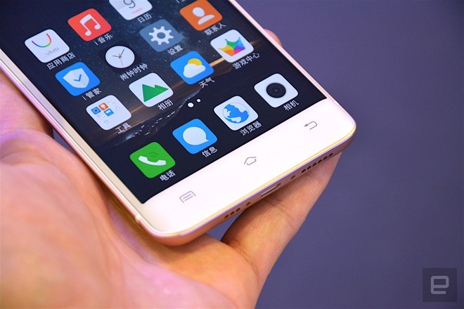 Cận cảnh smartphone màn hình cong, RAM 6 GB - Hình 7