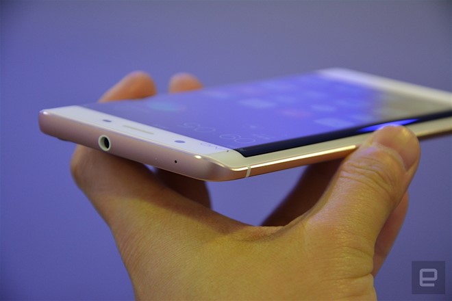 Cận cảnh smartphone màn hình cong, RAM 6 GB - Hình 6
