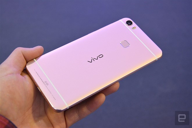 Cận cảnh smartphone màn hình cong, RAM 6 GB - Hình 2