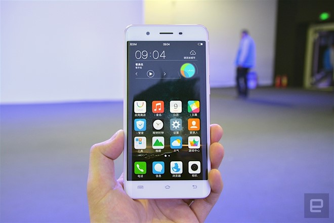 Cận cảnh smartphone màn hình cong, RAM 6 GB - Hình 5