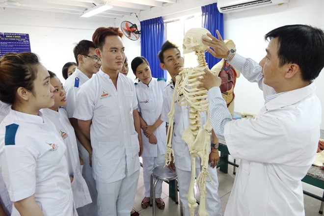 Cần lộ trình thích hợp việc ngưng tuyển trung cấp y - Hình 1
