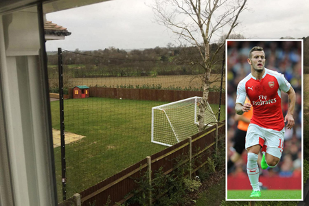 Hàng xóm phàn nàn Jack Wilshere dựng lưới... chắn tầm nhìn - Hình 1