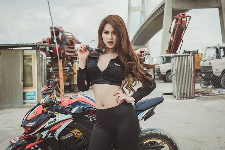 Hot teen Việt siêu sexy bên quái vật Kawasaki Z1000 - Hình 1