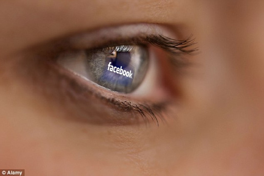Phạt 1 năm tù cha mẹ khoe ảnh con trên Facebook - Hình 1