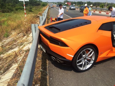 Siêu xe Lamborghini tự đâm vào dải phân cách cao tốc - Hình 3
