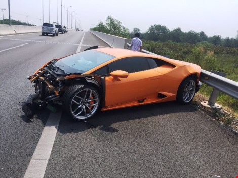Siêu xe Lamborghini tự đâm vào dải phân cách cao tốc - Hình 1