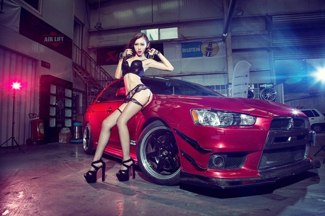 Vũ công sexy bên chiến binh Lancer Evolution - Hình 7