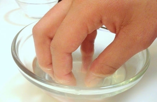 Làm sạch móng tay không dùng acetone, một thủ thuật đơn giản mà rất hữu ích để bảo vệ sức khỏe của bộ móng tay. Với các nguyên liệu tự nhiên như chanh, baking soda, tinh dầu dừa,... bạn có thể làm sạch móng tay một cách dễ dàng và hiệu quả. Hãy bấm vào hình ảnh để tìm hiểu thêm về cách thực hiện thủ thuật này tại nhà.