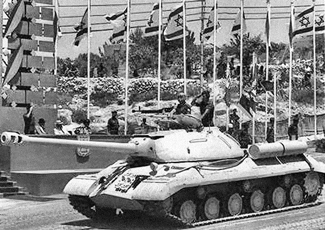 Xe tăng IS-3 là một trong những biểu tượng của quân đội Xô Viết, được trang bị vũ khí hạng nặng và trở thành ác mộng của quân địch. Hãy cùng chiêm ngưỡng hình ảnh xe tăng IS-3 đầy uy lực và sức mạnh của nó trên chiến trường.