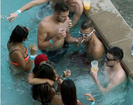 2 giờ sáng, Jack Wilshere vẫn lang thang chơi bời với bạn gái - Hình 9