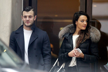 2 giờ sáng, Jack Wilshere vẫn lang thang chơi bời với bạn gái - Hình 3