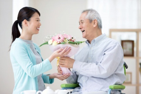 Choáng váng khi bố phải nhập viện mà vợ vẫn bình tĩnh thực hiện hết các thao tác làm đẹp - Hình 2