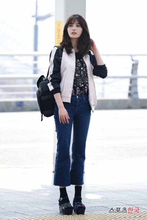 Học mỹ nhân Hàn phối đồ jeans ống loe ở sân bay - Hình 4