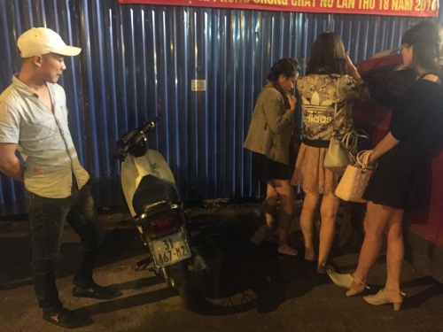 Mang côn 3 khúc hơn nửa mét dạo phố đụng cảnh sát 141 - Hình 3