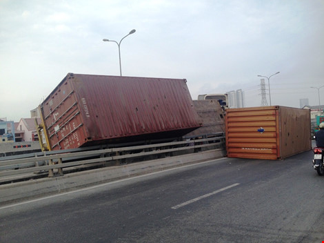 Người dân hốt hoảng vì container rơi khỏi xe, chắn ngang đường - Hình 2