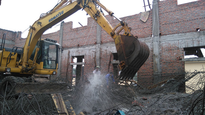 Sập nhà văn hóa đang xây, 9 người bị thương - Hình 1