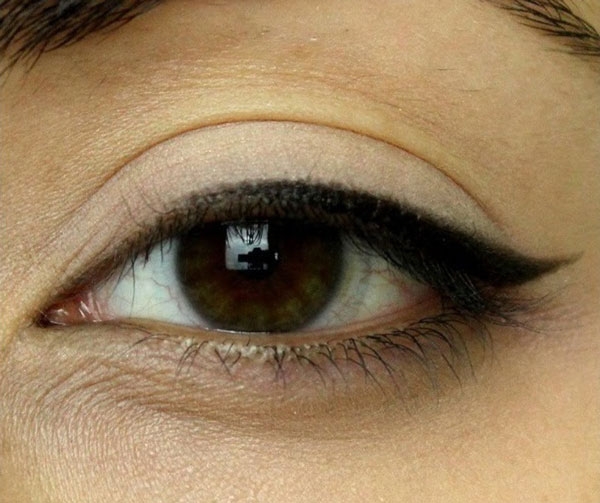 Vẽ eyeliner: Với một nét vẽ chuẩn xác, chúng ta có thể tạo ra sự nổi bật cho đôi mắt của mình. Hãy khám phá cách vẽ eyeliner để biến đổi phong cách ngoạn mục!