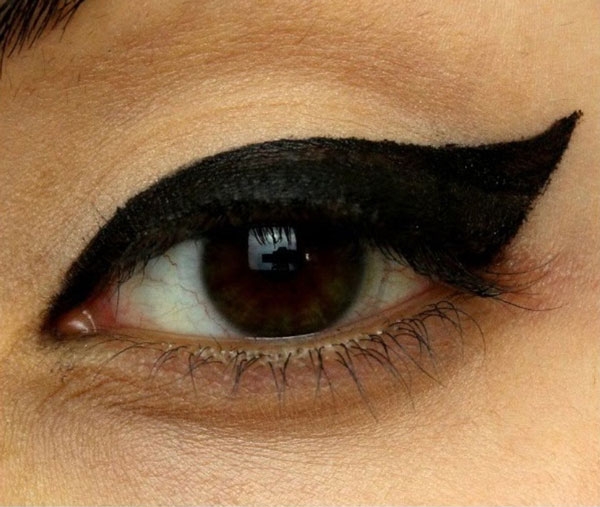 Kiểu vẽ eyeliner phù hợp cho từng dáng mắt: Mỗi người đều có một đặc điểm riêng của đôi mắt. Hãy tìm hiểu và chọn lựa kiểu vẽ eyeliner phù hợp nhất với dáng mắt của bạn để tôn lên sự độc đáo và tinh tế của đôi mắt. Việc này sẽ giúp bạn trở nên tự tin và cuốn hút hơn.