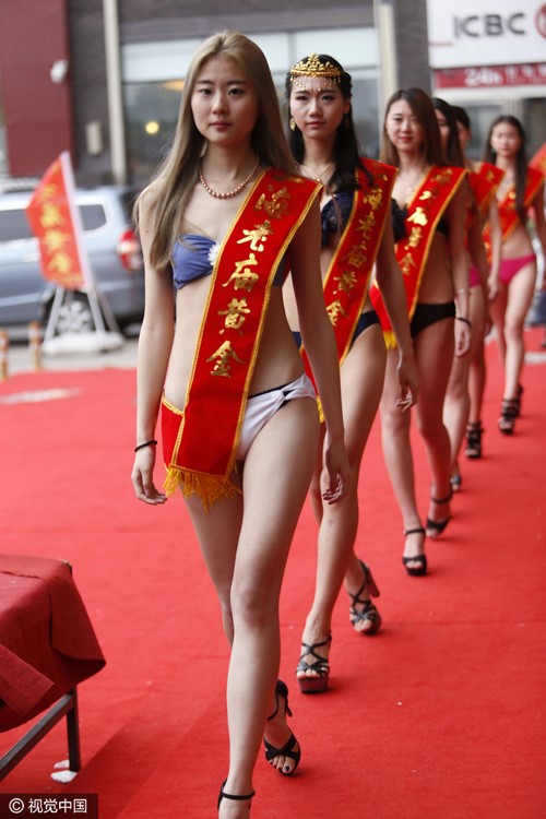 Dàn người mẫu mặc bikini xuất hiện ở cửa hàng gây bức xúc - Hình 2