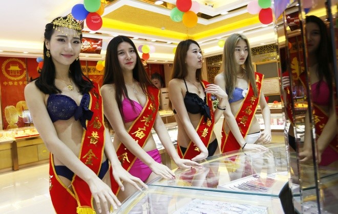 Dàn người mẫu mặc bikini xuất hiện ở cửa hàng gây bức xúc - Hình 1