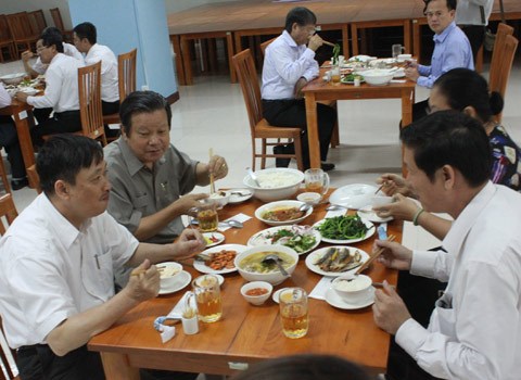 Hải sản vào bàn ăn cán bộ công chức Đà Nẵng - Hình 2