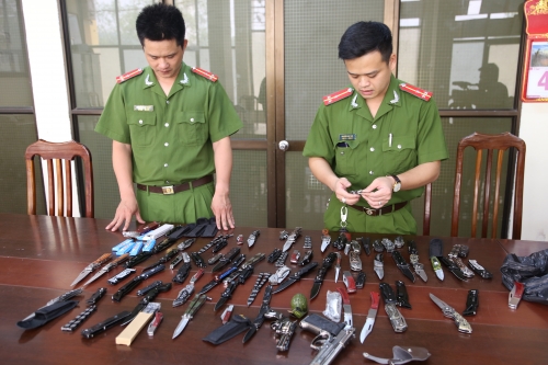 Lạng Sơn: Người dân giao nộp kho vũ khí nguy hiểm cho công an - Hình 2