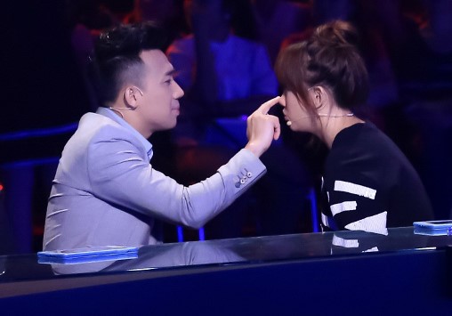 Trấn Thành bênh vực Hari Won khi ngồi ghế nóng game show - Hình 3