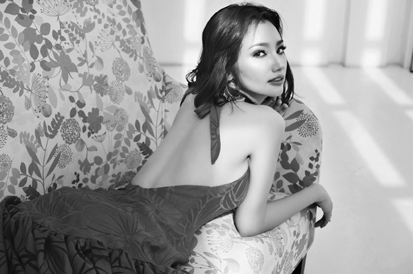 Trúc Diễm diện váy khoe lưng nuột nà - Hình 5