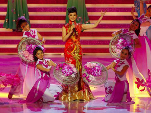 Trung Quốc đưa ca sĩ biểu diễn phi pháp ở đá Châu Viên, Chữ Thập - Hình 2