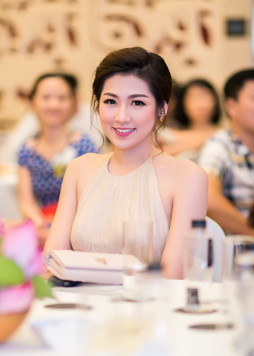 Á hậu Tú Anh khoe da thịt táo bạo - Hình 5