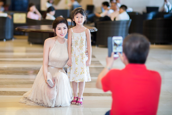 Á hậu Tú Anh khoe da thịt táo bạo - Hình 6