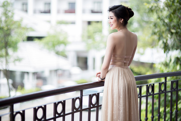 Á hậu Tú Anh khoe da thịt táo bạo - Hình 3