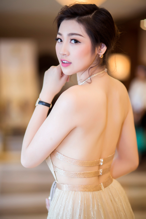 Á hậu Tú Anh khoe da thịt táo bạo - Hình 4