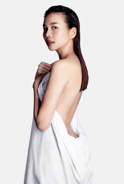 Thanh Hằng bất ngờ sexy với áo xuyên thấu, mỏng tang - Hình 3