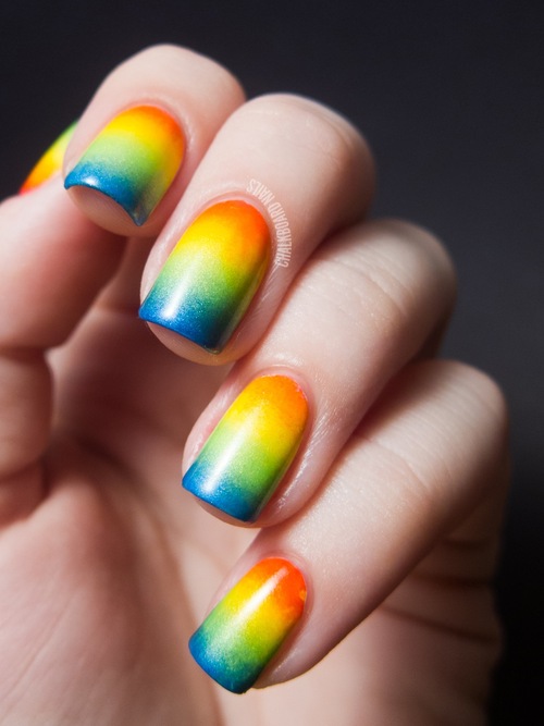 Nếu bạn muốn một kiểu nail cá tính và nghệ thuật hơn, hãy xem hình ảnh về nail cầu vồng. Với những màu sắc sặc sỡ, chúng có thể giúp bạn tạo nên một diện mạo tươi trẻ và đầy sáng tạo.
