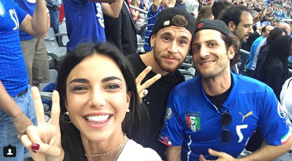 Bạn gái dí dỏm bênh tiền đạo tệ nhất Italy - Hình 7