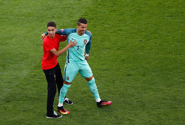 Cậu bé nhặt bóng được ôm, nắm tay và chụp ảnh với CR7 - Hình 2