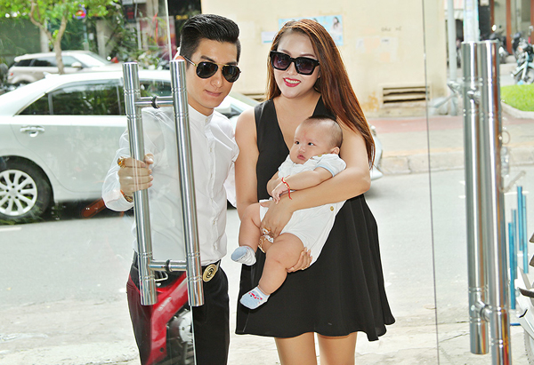Chồng trẻ lái xe chở Phi Thanh Vân và con trai đi làm - Hình 5