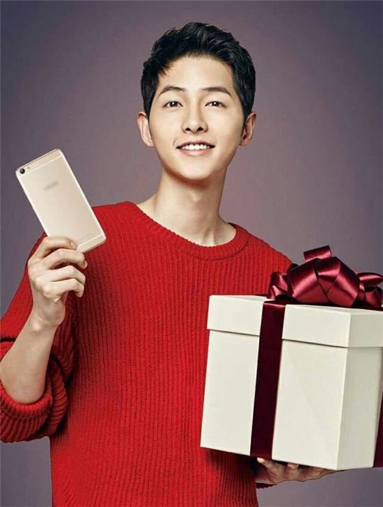 Fan phẫn nộ vì ảnh Song Joong Ki bị dẫm chân lên mặt - Hình 3