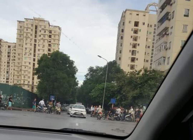 Hà Nội: 40 thanh niên vác dao, kiếm tụ tập giữa phố - Hình 1