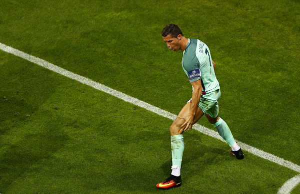 Người hùng C. Ronaldo an ủi đàn em Gareth Bale - Hình 2