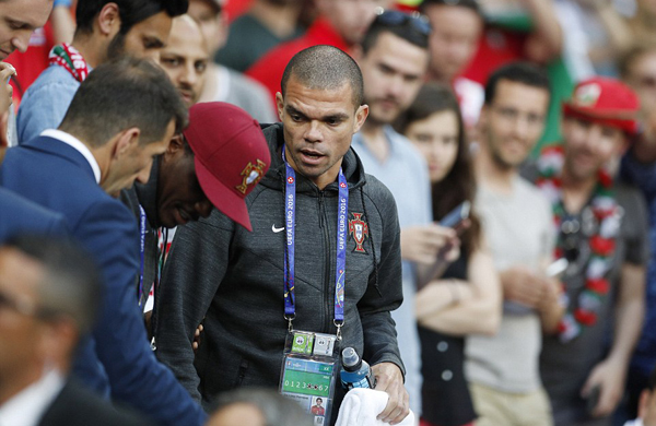 Người hùng C. Ronaldo an ủi đàn em Gareth Bale - Hình 9