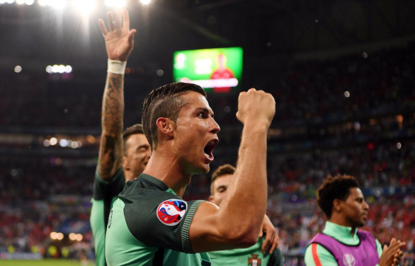 Người hùng C. Ronaldo an ủi đàn em Gareth Bale - Hình 4
