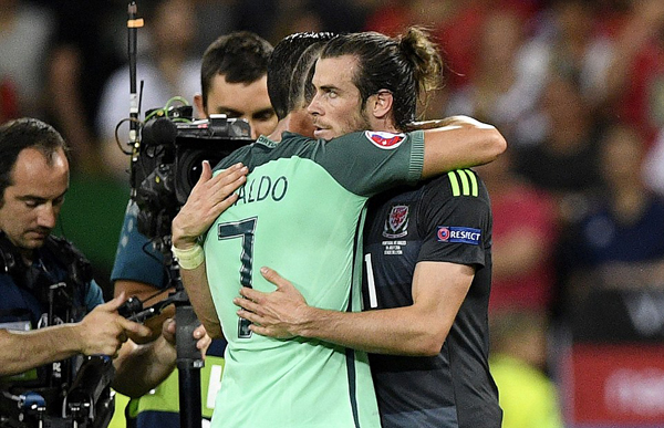 Người hùng C. Ronaldo an ủi đàn em Gareth Bale - Hình 5