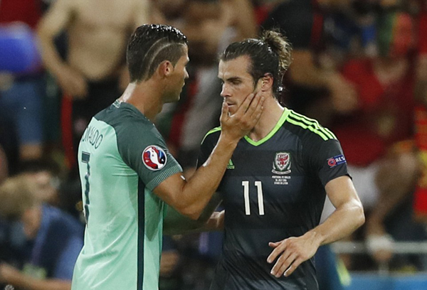 Người hùng C. Ronaldo an ủi đàn em Gareth Bale - Hình 6