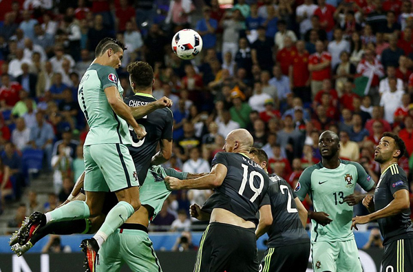Người hùng C. Ronaldo an ủi đàn em Gareth Bale - Hình 1