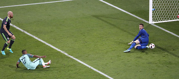 Người hùng C. Ronaldo an ủi đàn em Gareth Bale - Hình 3