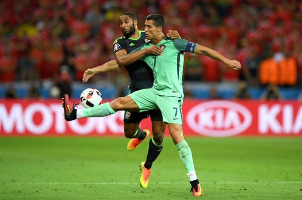 Tuyệt chiêu thay áo giúp C. Ronaldo lên đồng - Hình 6