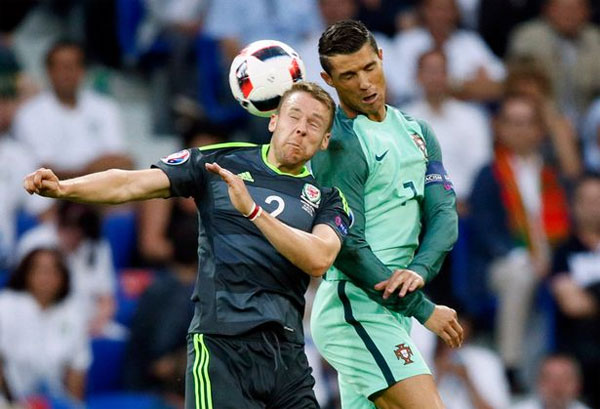 Tuyệt chiêu thay áo giúp C. Ronaldo lên đồng - Hình 2