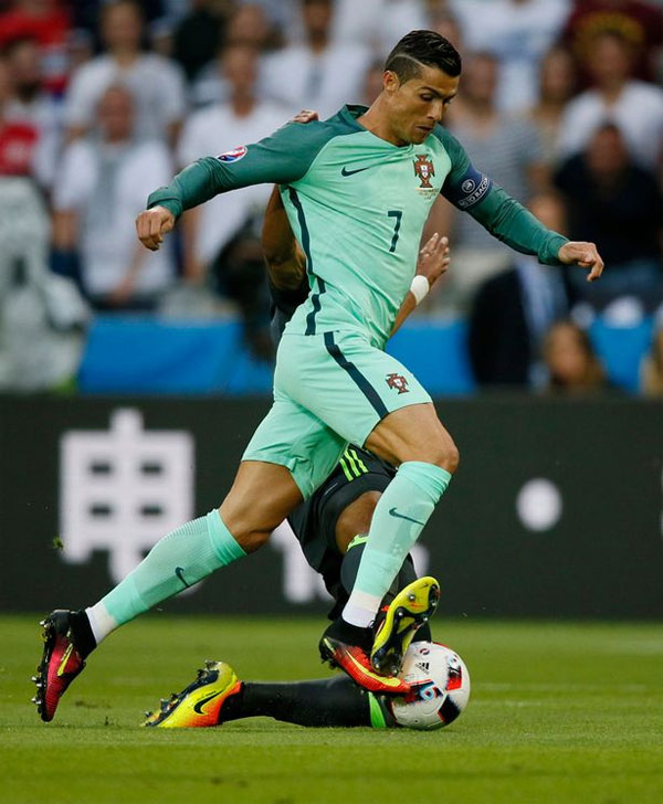 Tuyệt chiêu thay áo giúp C. Ronaldo lên đồng - Hình 3